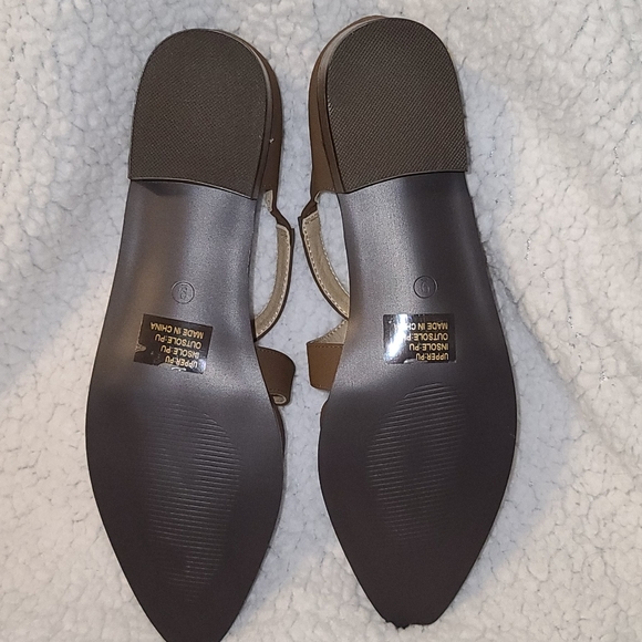 Journee Collection Taupe Straped Flats - Picture 8 of 9